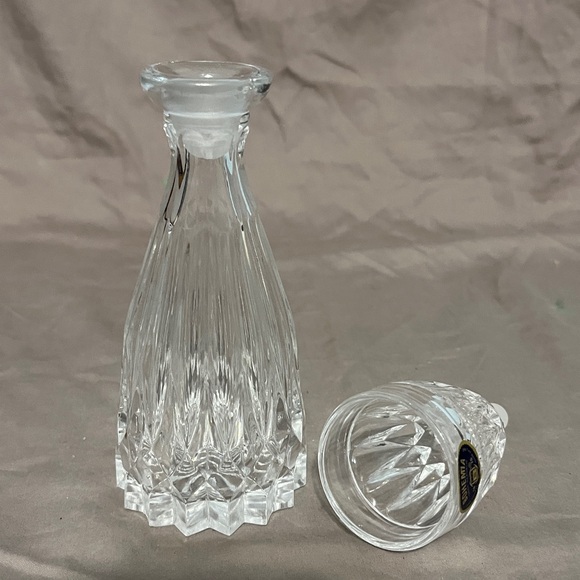 Bohemia crystal small cut glass decanter with a small crystal cup as a stopper. - Picture 6 of 10